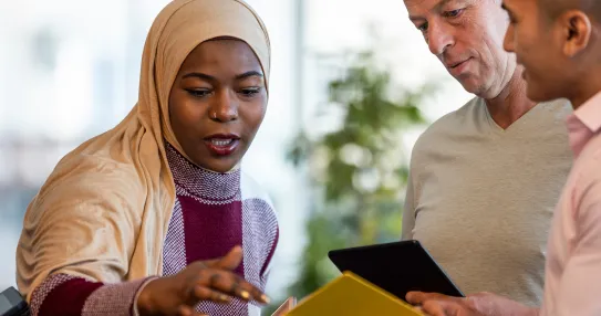 Federal employees learning about the 2024 FedRAMP guidance for secure cloud adoption.